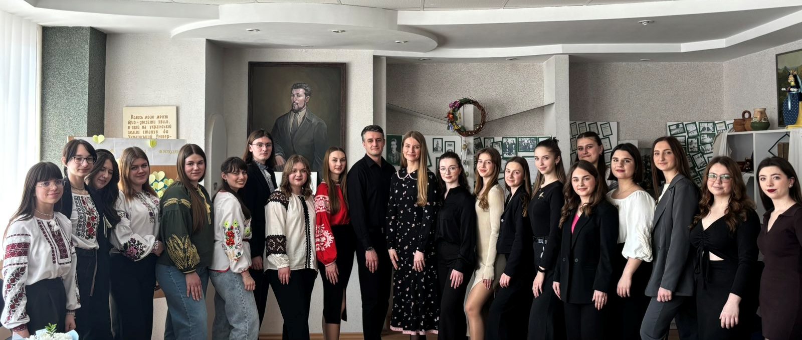 Студенти СОУМ-21, СОУМа-22 з викладачами кафедри української та зарубіжної літератур і методик їх навчання